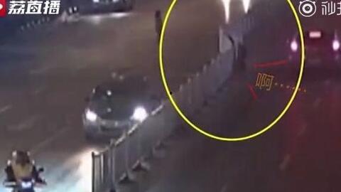 翻越护栏吃瓜,翻越护栏的独特体验