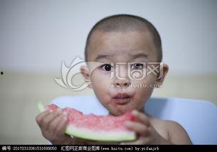 男宝贝吃瓜,男宝贝的甜蜜吃瓜时光