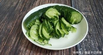 漂亮大妈吃酸瓜