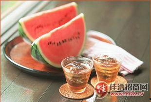 吃瓜后喝白酒,夏日消遣新风尚