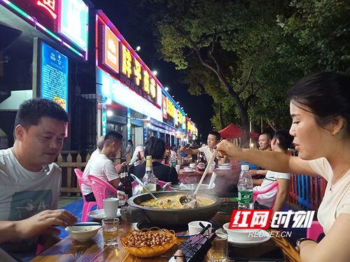 五一路吃瓜,热闹非凡的吃瓜盛地，探寻美食与欢乐的交汇点